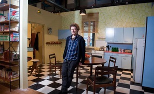Michel Gondry dans les décors de son exposition, au centre Pompidou, en février 2011.