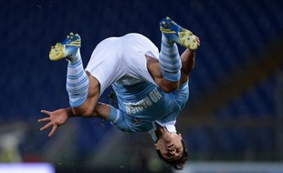 La Lazio Rome, qui arborait un maillot avec la mention "Non au racisme" mardi, a profité de sa large victoire (3-0) à domicile sur l'Udinese en clôture de la 14e journée du Championnat d'Italie pour se replacer à deux points du podium.
