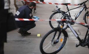 Un policier relève des indices à l'endroit où un homme a attaqué des militaires, le 3 février 2015 à Nice.