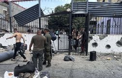 Zelensky autorise le recrutement des plus de 60 ans, 25 morts dans des frap…