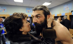 La Ministre des sports Roselyne Bachelot embrasse Sébastien Chabal après le match France Australie au Stade de France, le 22 novembre 2008.