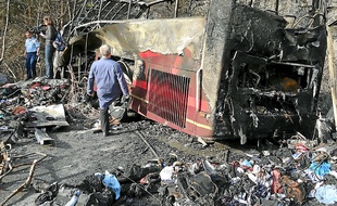 Les gendarmes et les pompiers sont intervenus sur place, tandis que les passagers étaient conduits à la caserne.