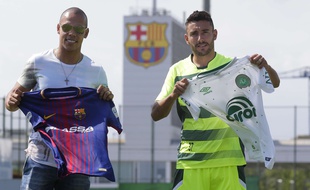 Alan Ruschel (à droite) et le joueur de foot en salle Joan Gamper à Barcelone le 6 août 2017.