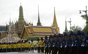 Une parade militaire au Palais Royal à l'occasion du 87e anniversaire du roi Bhumibol Adulyadej, le 2 décembre 2014 à Bangkok