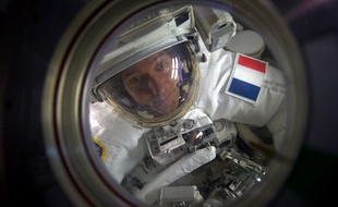 L'astronaute français Thomas Pesquet dans la Station spatiale internationale (ISS) le 13 janvier 2017, pris en photo par l'astronaute américaine Peggy Whitson