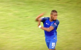 Une photo de Paul Pogba le montrant semblant faire un bras d'honneur circule sur Twitter.