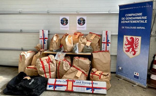 Saisie de drogue, d'armes et de véhicules lors du démantèlement d'un trafic de drogue à l'ouest de Toulouse.