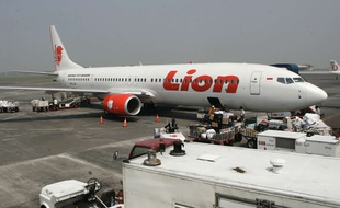 Un avion de la compagnie indonésienne, Lion Air, à l'aéroport de Surabaya, en Indonésie, le 12 mai 2012. (Illustration)