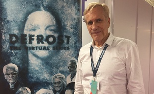 Randal Kleiser devant l'affiche de sa série Defrost