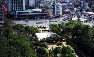 La police turque a renforcé le 31 mai 2015 les mesures de sécurité autour de la place Taksim dans le centre d'Istanbul, deux ans après le début de manifestations qui avaient fait vaciller le gouvernement pendant un mois, en juin 2013