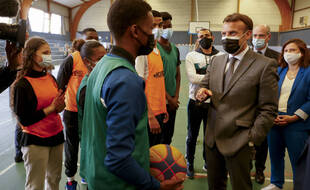 Emmanuel Macron lors d'un déplacement à Pont-Saint-Marie, dans l'Aube, le 19 mai 2021.