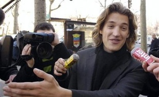 A 21 ans, Jean Sarkozy brigue dimanche avec l'UMP son premier mandat aux cantonales de Neuilly-sud, une élection a priori facile pour le fils cadet du président de la République, qui fait face aux critiques sur sa légitimité.