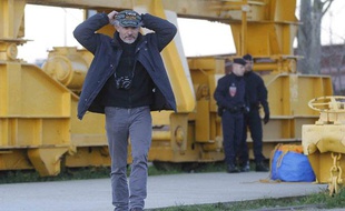 Serge Charnay descend de la grue, Nantes, 18 février 2012