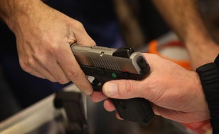 Photo d'illustration d'essai d'une arme dans une armurerie.