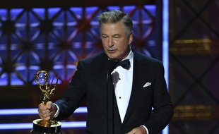 Alec Baldwin reçoit son Emmy le 17 septembre 2017.