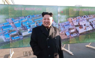 Photo non datée fournie le 15 novembre 2014 par l'agence nord-coréenne Kcna du leader nord-coréen Kim Jong-Un visitant une usine de produits alimentaires pour soldats dans un lieu non localisé