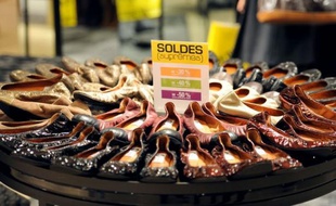 Les soldes d'hiver ont débuté mercredi à 08H00 en magasins et sur internet, l'occasion pour les consommateurs de traquer les bonnes affaires, d'autant que les commerçants ont peu vendu depuis cet été sur fond de crise et d'une météo douce, laissant présager des stocks et des remises importants.
