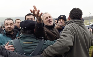 Un "zadiste", opposé à la construction d'un Center parcs à Roybon (Isère), est venu discuter avec les partisans du projet, qui manifestaient ce dimanche 7 décembre.