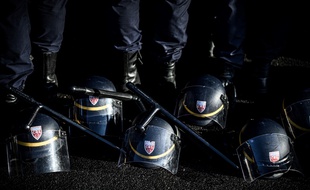 Une centaine de CRS ont déposé casques et matraques à leurs pieds pour demander le maintien du régime spécifique des policiers