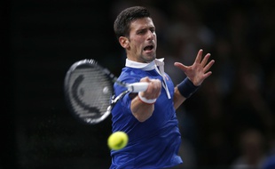 Novak Djokovic lors de son quart de finale du Masters 1000 de Bercy contre Tomas Berdych, le 6 novembre 2015 à Paris.
