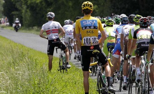 Le maillot jaune du Tour de France, Bradley Wiggins, urine sur le bord de la route, le 11 juin 2012.