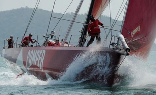 Le voilier néo-zélandais Camper, qui a "soufflé" la première place à son adversaire français Groupama 4 dans la 4e étape de la Volvo Ocean Race, progressait péniblement mardi en mer de Chine, contre le vent et une mer toujours forte.