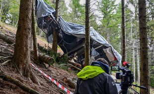 Sur les lieux de l'accident de téléphérique, près de Stresa.