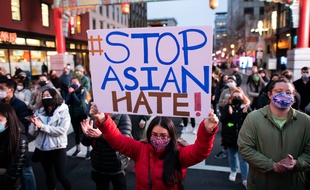 Marche contre la haine anti-asiatique dans le quartier de Chinatown de Washington après les fusillades d'Atlanta, le 17 mars 2021.