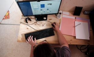 Une femme en télétravail (image d'illustration).