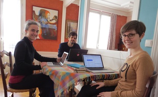 Laura Choisy (première en partant de la droite), cofondatrice de Cohome lors d'une journée de travail organisée dans l'appartement de Claire (à gauche) le 16 février 2016.