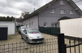 Le domicile de Sylvia Auchter et Jackey Walter, où a eu lieu le féminicide dimanche soir. Sur la voiture qui appartenait au couple, une rose.