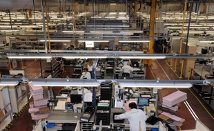 La reprise s'avère laborieuse en France, avec une croissance au premier trimestre estimée au maigre niveau de 0,2% par la Banque de France tandis que la production industrielle est apparue de nouveau grippée en fin d'année dernière selon l'Insee.