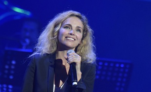 Claire Keim lors du concert organisé à l'Olympia par Melody en soutien à l'association Les Petits Frères des Pauvres.