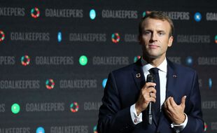 Emmanuel Macron porte la broche emblème du programme «Objectifs de développement durable» de l'ONU le 26 septembre 2018, lors d'un événement organisé par la fondation Bill et Melinda Gates à New York.