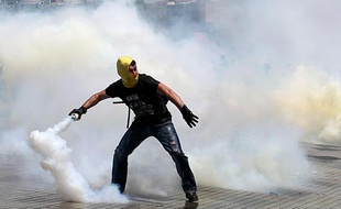 Un manifestant à Istanbul (Turquie), le 31 mai 2013.
