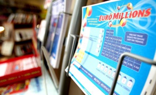 Illustration d'un ticket d'EuroMillions dans un bureau de tabac.