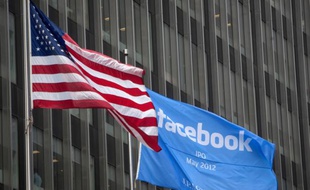 Un drapeau Facebook flotte sur la façade de la banque JP Morgan Chase, à New York, le 4 mai 2012, en attendant l'entrée en Bourse du réseau social.