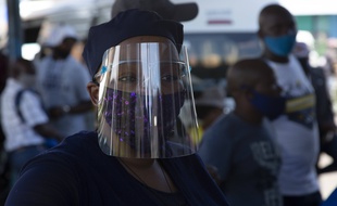 Une femme avec un masque pour se protéger du coronavirus, à Johannesburg le 24 décembre 2020.