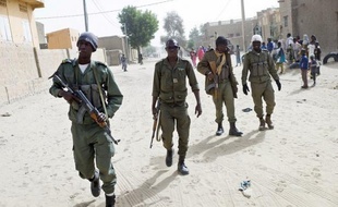 Trois nouveaux jihadistes qui avaient réussi à infiltrer Tombouctou (nord-ouest du Mali) ont été tués lors d'opérations de ratissage lancées dans le centre de la ville par l'armée malienne, soutenue par des soldats français.