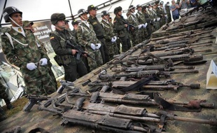 L'armée colombienne vise désormais directement les camps de base des Farc en Colombie, après avoir neutralisé les chefs historiques de la guérilla, une stratégie offensive qui ne devrait toutefois pas empêcher la libération attendue de ses otages, selon les experts.