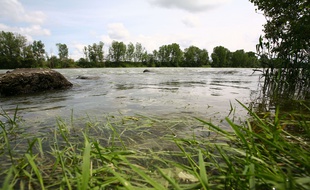 L'eau de la Garonne sera prélevée et analysée pour connaître la teneur en microplastiques.
