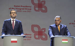 Le Premier ministre hongrois Viktor Orban (à droite) et son homologue polonais Mateusz Morawiecki, à Lubin en Pologne le 11 septembre 2020.