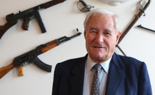 L'écrivain baroudeur Gérard de Villiers, auteur des sulfureux polars d'espionnage "SAS" écoulés à des dizaines de millions d'exemplaires, est mort jeudi à Paris à l'âge de 83 ans, a-t-on appris vendredi auprès de ses proches.