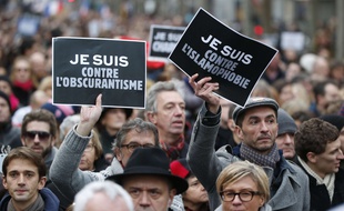 Des manifestants brandissent des pancartes «Je suis contre l'obscurantisme» et «Je suis contre l'islamophobie», lors de la marche du 11 janvier 2015, à Paris.