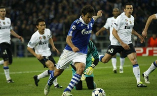 Raul, l'attaquant de Schalke 04, le 4 avril 2011 contre l'Inter Milan, à Gelsenkirchen.