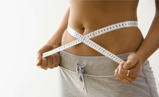 Ceinture d'électrostimulation, tisanes ventre plat et autres compléments alimentaires promettent de retrouver un ventre plus plat en quelques semaines.