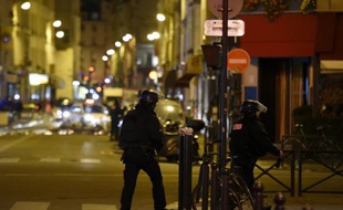 Des policiers près du Bataclan à Paris, le 15 novembre 2015