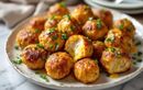 Petites boulettes au poulet et au fromage prêtes en un rien de temps : le dîner ultra fondant et facile !