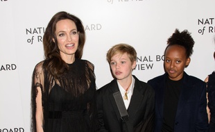 L'actrice Angelina Jolie et ses filles Shiloh avec sa clavicule cassée, et Zahara
