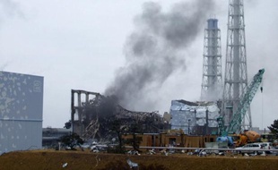 De la fumée noire s'échappe du réacteur n°3 de la centrale nucléaire de Fukushima, au Japon, le 21 mars 2011.